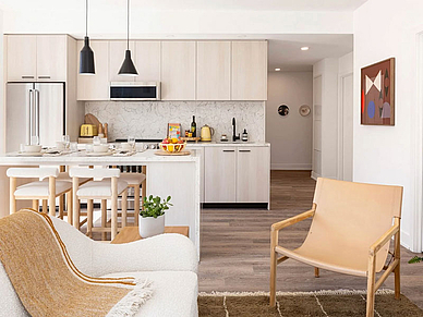 Offener Wohn- und Küchenbereich der Ledbury Apartments in Toronto für Teilnehmer einer Englisch Sprachreise in Kanada.