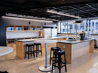 Großzügige Gemeinschaftsküche der Sprachschule in Montréal, ideal für deine Sprachreise und den Austausch mit anderen Lernenden auf Französisch