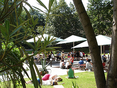 Sprachschüler im Garten der GLS Sprachschule Berlin – gemeinsames Lernen und Entspannen im Grünen