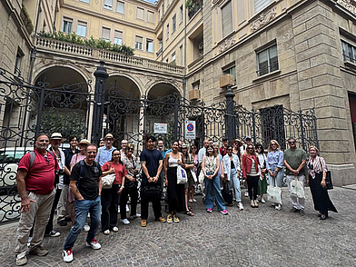 Sprachschule im Herzen von Turin – Schülergruppe der Scuola Leonardo da Vinci vor historischem Gebäude.