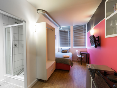 Modernes Einzelzimmer mit eigenem Bad, Schreibtisch und großem Fenster in der Residenz