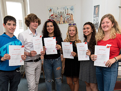 Teilnehmende erhalten ihr Zertifikat nach erfolgreichem Abschluss des Deutschkurses