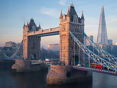 Blick auf Londons Tower Bridge im Morgenlicht – kultureller Ausflug für Schüler beim Englisch-Unterricht im Haus des Lehrers.