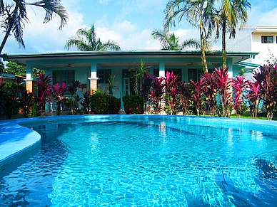 Edificio della scuola di lingue a Playa Jacó, corsi di spagnolo per adulti Costa Rica