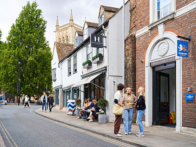 Zentrale Lage der Sprachschule in Cambridge mit direktem Zugang zur Stadt, ideal für deine Englisch Sprachreise