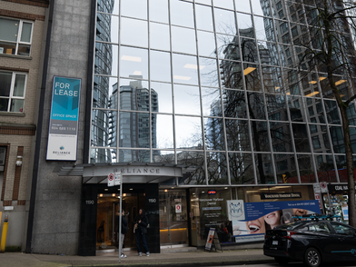 L'edificio moderno della scuola di lingue CEL Vancouver nel centro di Vancouver
