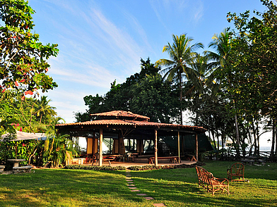 Offener Unterrichtspavillon der Intercultura Sprachschule Sámara in Costa Rica, umgeben von tropischer Natur.