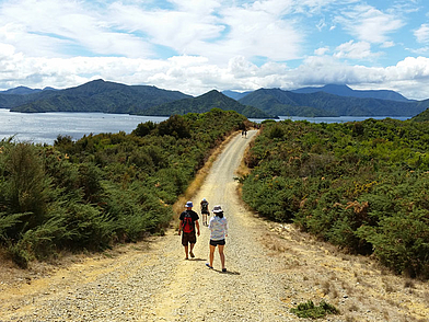 Sprachschüler bei einem Ausflug in die Natur Neuseelands, organisiert von der Nelson English Centre Sprachschule.
