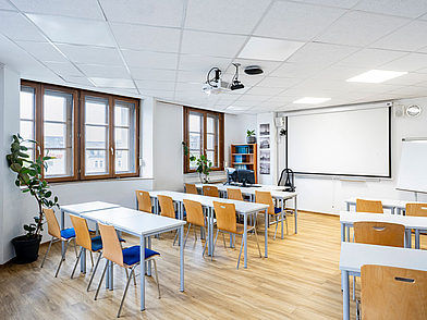 Moderner Klassenraum der FU Heidelberg für Junior Deutschkurse und interaktiven Deutschunterricht
