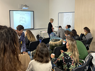 Workshop in der Sprachschule San Sebastián, bei dem Sprachschüler gemeinsam ihre Spanischkenntnisse in Praxisübungen verbessern.