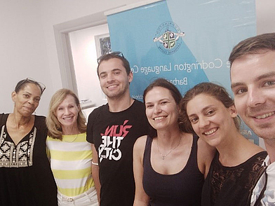 Gruppe von Sprachreisenden beim Englischlernen am Codrington Language Centre auf Barbados.