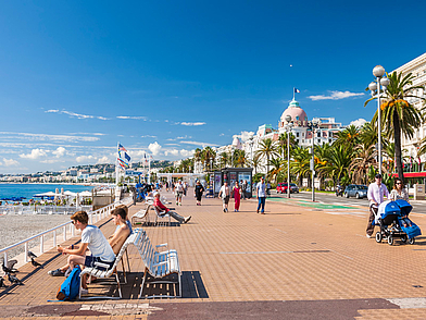 Promenade des Anglais in Nizza - beliebter Treffpunkt bei den Französisch Schüler Sprachreisen