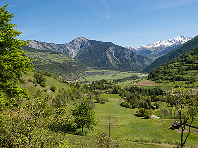 Blick über das Tal von Liddes mit Bergen, Wäldern und Dörfern – perfekte Kulisse für eine Schüler-Sprachreise in der Schweiz.