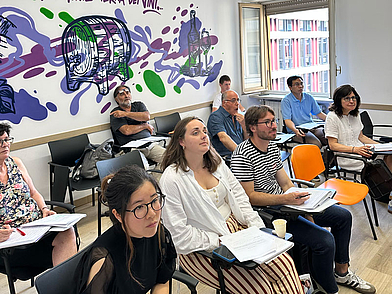 Italienischunterricht in kompakter Gruppe – Fokus auf Kommunikation und aktive Beteiligung der Sprachschüler.