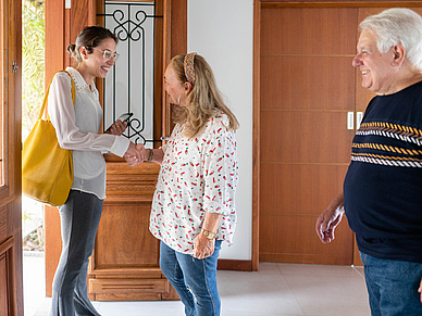 Willkommen im Haus des Lehrers - Teilnehmerin wird von Lehrerfamilie begrüßt.