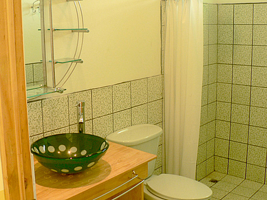 Exemple de salle de bain en résidence scolaire, séjour linguistique à Coronado