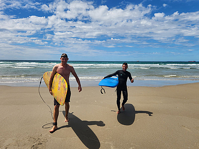 Sprachschüler beim Surfen in Mount Maunganui – Englisch lernen kombiniert mit Freizeit und Wassersport
