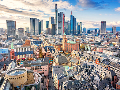 Panorama der Frankfurter Skyline mit modernen Wolkenkratzern und dem historischen Stadtkern – idealer Eindruck für Business-Deutsch-Sprachreisen nach Frankfurt für internationale Fachkräfte