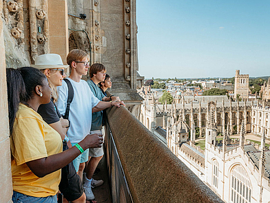 Schülergruppe der St. Giles Sprachschule auf einer Aussichtsplattform mit Blick auf die Altstadt und Colleges von Oxford.