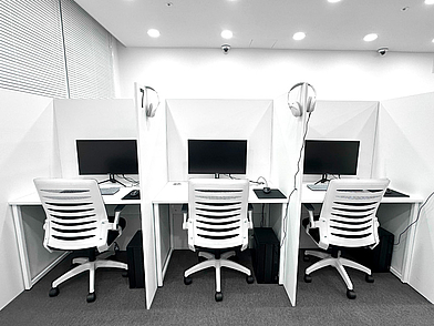 Ruhige Computer-Lernstationen der Lexis Koreanisch Sprachschule in Seoul mit modernen Arbeitsplätzen und Headsets.