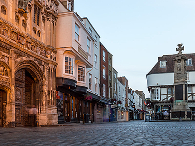 Altstadtgasse von Canterbury mit historischen Gebäuden – Schüler erleben hier authentisches englisches Stadtleben.