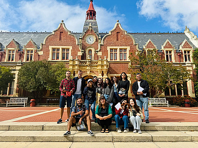 Gruppe von Teilnehmern der LSNZ Sprachschule Christchurch posiert während eines Ausflugs