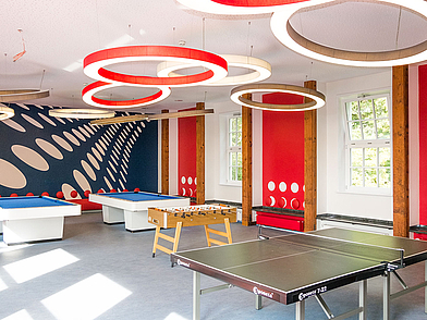 Freizeitbereich mit Billardtisch und Tischtennis im Humboldt-Institut Lindenberg