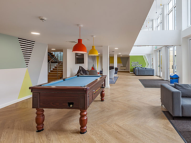 Salon étudiant de la résidence Beech House à Oxford avec billard pour les étudiants internationaux pendant ton séjour linguistique en Angleterre