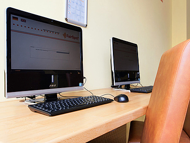 Postazioni informatiche presso la scuola di lingua di Monaco per esercizi online e comprensione orale nel corso di tedesco