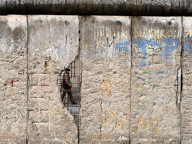 Historischer Abschnitt der Berliner Mauer in Berlin-Mitte – authentischer Lernort für Erwachsene während einer Deutsch Sprachreise in Deutschland.