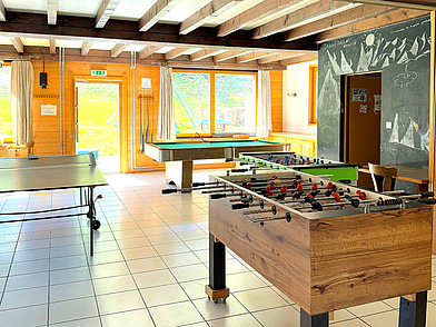 Freizeitraum der Sprachschule friLingue in Liddes mit Tischtennis, Billard und Tischfußball für Schüler.