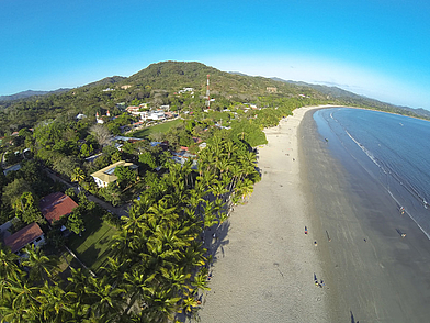 Luftaufnahme von Sámara Beach mit langer Küstenlinie und tropischem Umfeld nahe der Intercultura Sprachschule.