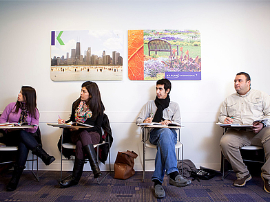 Klassenzimmer in der Kaplan Sprachschule Chicago mit interaktivem Unterricht in kompakten Gruppen.