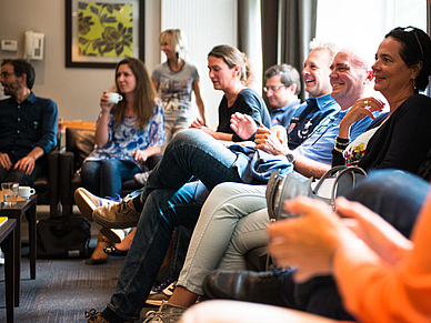 Entspannter Austausch in der Lounge als Teil intensiver Business-Englisch-Programme