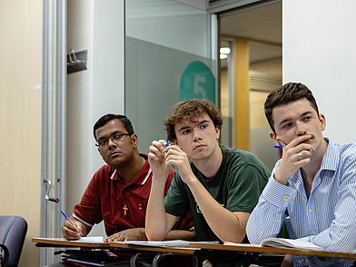 Sprachkurs in San Sebastián: Internationale Studenten konzentrieren sich im Klassenzimmer der Lacunza Schule auf den Spanischunterricht