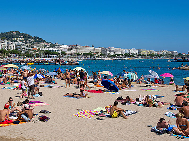 Spiaggia di sabbia a Cannes, vacanze studio di francese per studenti 