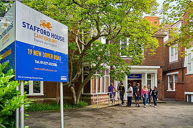 Internationale Teilnehmende vor der Sprachschule Stafford House in Canterbury, ideal für deine Sprachreise Englisch