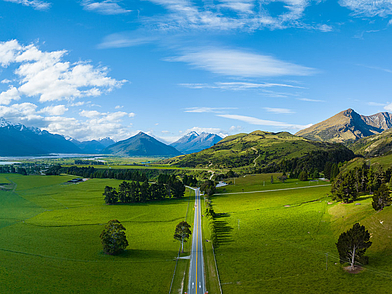 Blick ins Tal von Glenorchy bei Queenstown – grüne Landschaften während einer Sprachreise entdecken