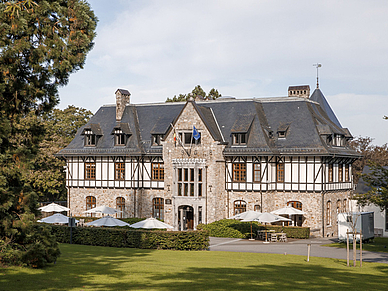 Historisches Hauptgebäude des Campus als exklusiver Standort für intensive Business-Englisch-Sprachreisen in Belgien