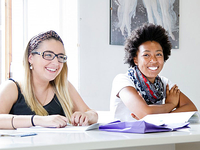 Zwei Sprachschülerinnen im Italienischunterricht bei den Schüler Sprachreisen nach Florenz