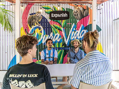 Sprachschüler im Gespräch bei Expanish in Sámara, Costa Rica