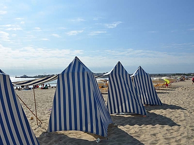 Ces tentes de plage rayées sont typiques de la plage de Royan