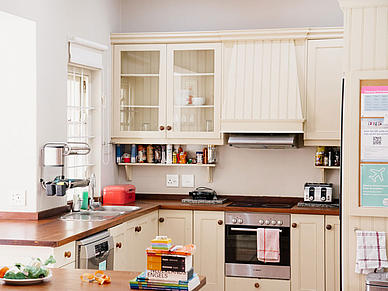 Cuisine commune lumineuse et entièrement équipée de la résidence au Cap