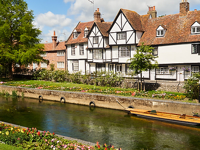 Typische Fachwerkhäuser und Flussufer in Canterbury – charmante Kulisse für Schüler Sprachreisen nach England.
