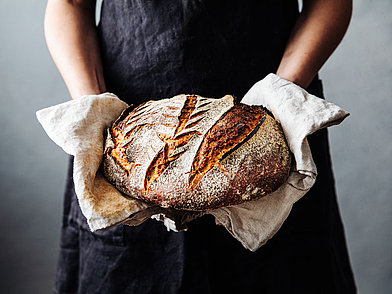 Frisch gebackenes Brot als traditionelles Genusserlebnis während einer Deutsch-Sprachreise nach Deutschland
