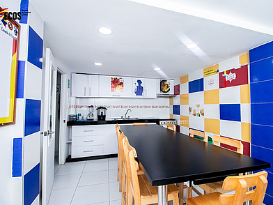 Cuisine commune de l'école de langue ECOS à Carthagène, avec un équipement moderne, où les étudiants internationaux peuvent cuisiner et pratiquer l'espagnol.
