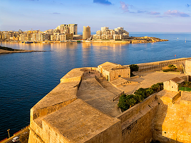 Blick auf historische Festungsanlage und Küste bei Sliema auf Malta – Ausflug während der Sprachreise