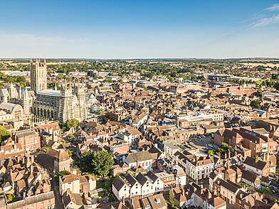 Luftaufnahme von Canterbury mit der berühmten Kathedrale – beliebtes Ziel für Englisch Sprachreisen für Schüler.