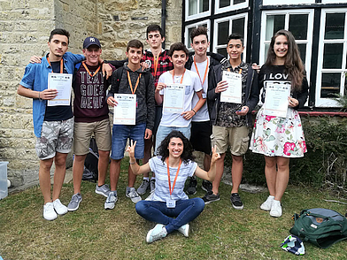 Internationale Sprachschüler mit Zertifikaten nach erfolgreichem Englischkurs während ihrer Sprachreise in Oxford