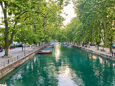 Kanal in Annecy mit Booten und Bäumen – Sprachreise nach Frankreich in idyllischer Atmosphäre